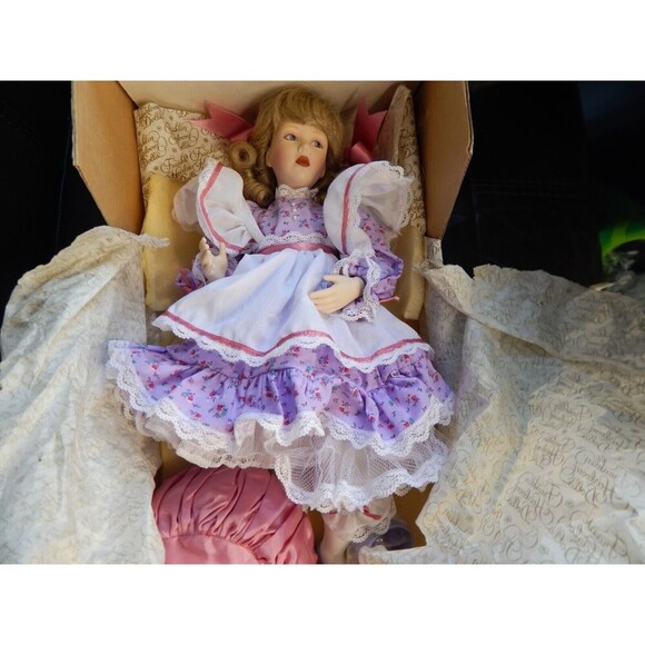 Little Miss Muffet: Franklin Heirloom Doll 16ins Tall. - Picture 4 of 6